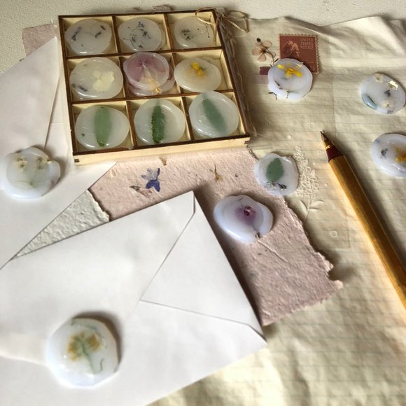 Floral Glue Seals For Envelopes, Journaling, Scrapbooking & Card Making - Picture 1 of 8